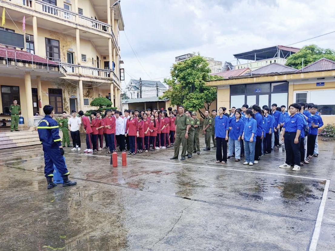 Công an xã Hồng Châu tổ chức tuyên truyền, trải nghiệm phòng cháy chữa cháy và cứu nạn cứu hộ